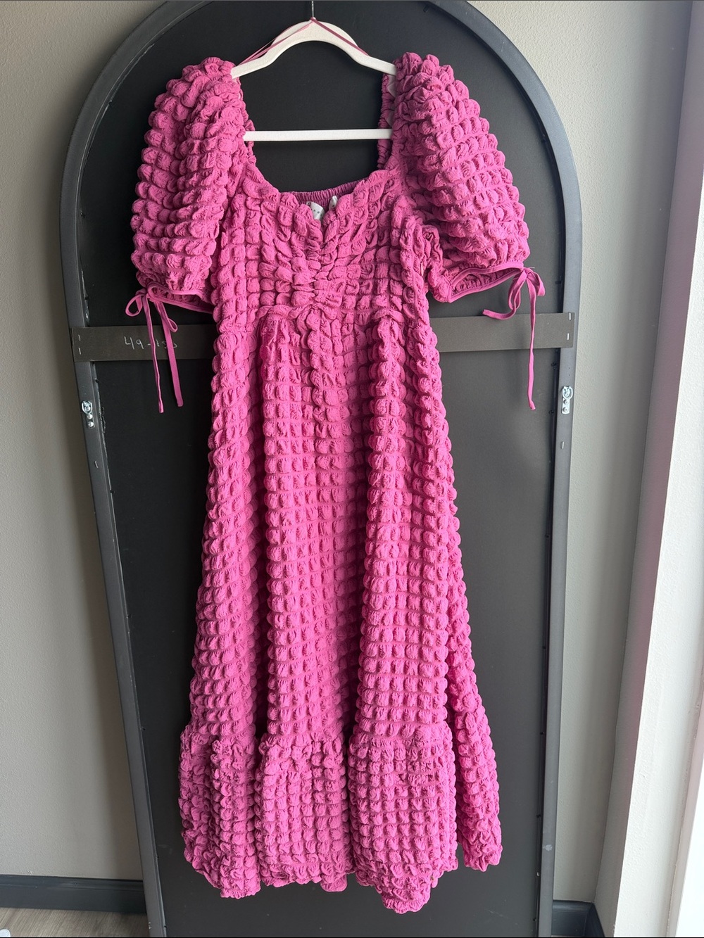 Textured puff sleeve maxi dress in bright pink